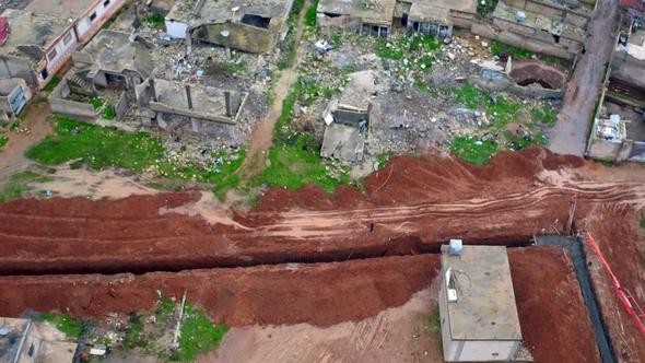 YPG/PKK'nın kazdığı hendek ve tüneller görüntülendi