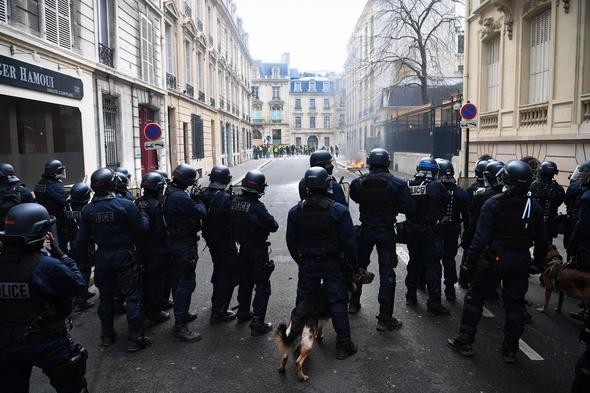 Fransa'da polis şiddet uygulamaya başladı