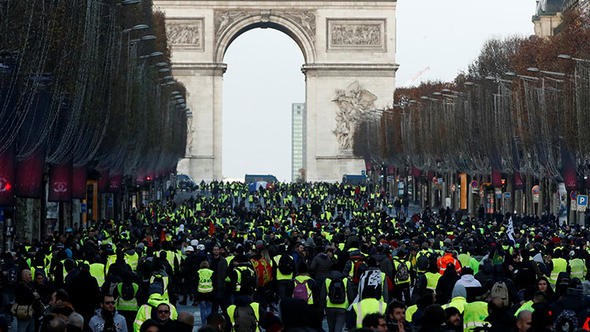 Fransa'da polis şiddet uygulamaya başladı