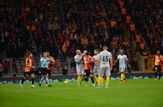 Galatasaray - Yeni Malatyaspor maçında gergin dakikalar
