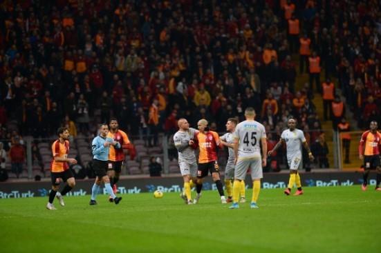 Galatasaray - Yeni Malatyaspor maçında gergin dakikalar