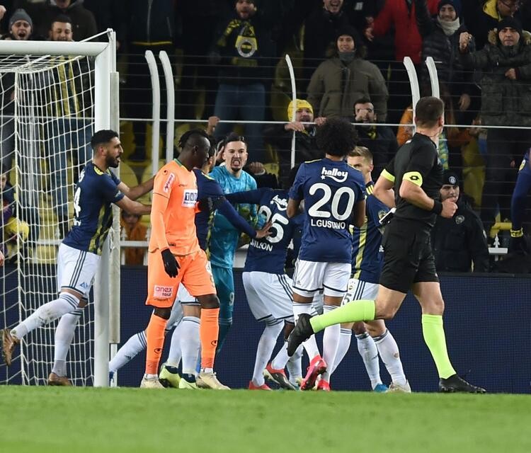 Kadıköy'de penaltı krizi: Kurtardı ama...